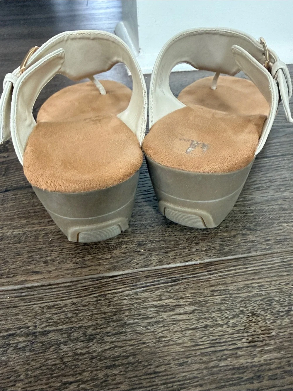 Aerosoles Flow Down Women's Wedge Thong Sandals with Buckle Ivory Gold 7.5